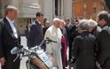 Η Harley Davidson του πάπα Φραγκίσκου πουλήθηκε για 210.000 ευρώ