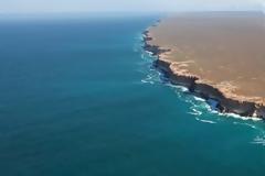 Nullarbor-η άκρη του κόσμου: Εκεί όπου η Γη κόβεται απότομα και γκρεμοί 120 μέτρων χωρίζουν τους ανθρώπους από τους καρχαρίες [photos]