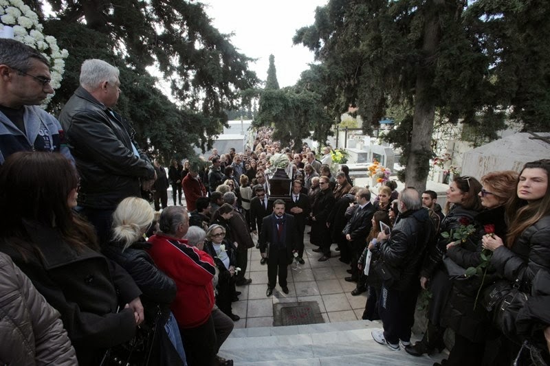 Ράγισαν καρδιές στο τελευταίο «αντίο» στην Τζένη Βάνου - Φωτογραφία 10