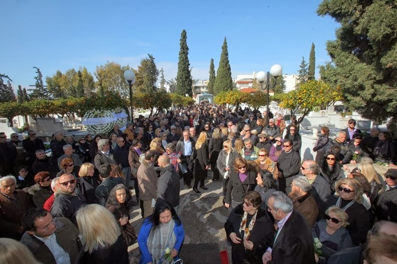 Ράγισαν καρδιές στο τελευταίο «αντίο» στην Τζένη Βάνου - Φωτογραφία 2