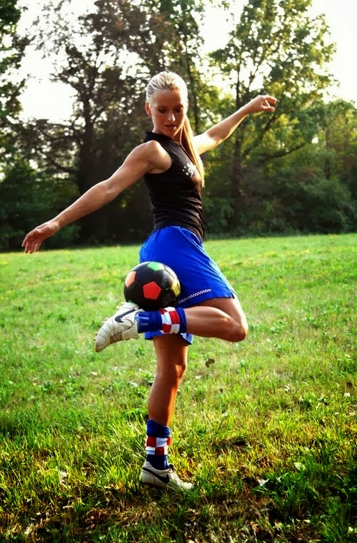 Με τέτοια προπονήτρια θα γινόμουν και εγώ ο Μέσι της Ελλάδας! Δείτε τις φωτογραφίες και θα καταλάβετε... - Φωτογραφία 2