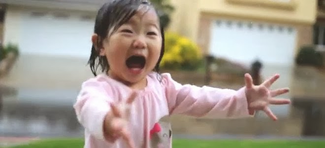 Ένα κοριτσάκι 15 μηνών βλέπει για πρώτη φορά βροχή και… αντιδράει! [video] - Φωτογραφία 1
