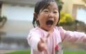 Ένα κοριτσάκι 15 μηνών βλέπει για πρώτη φορά βροχή και… αντιδράει! [video]