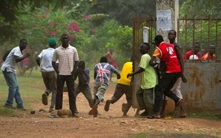 Φυγή χιλιάδων Κεντροαφρικανών προς το Καμερούν - Φωτογραφία 1