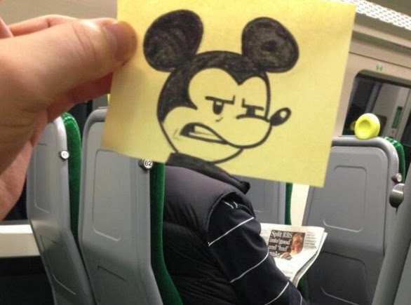 Τι γίνεται όταν ένας θεότρελος τύπος ζωγραφίζει φάτσες και τις κάνει κολάζ μέσα σε τρένα πάνω σε επιβάτες; [photos] - Φωτογραφία 1