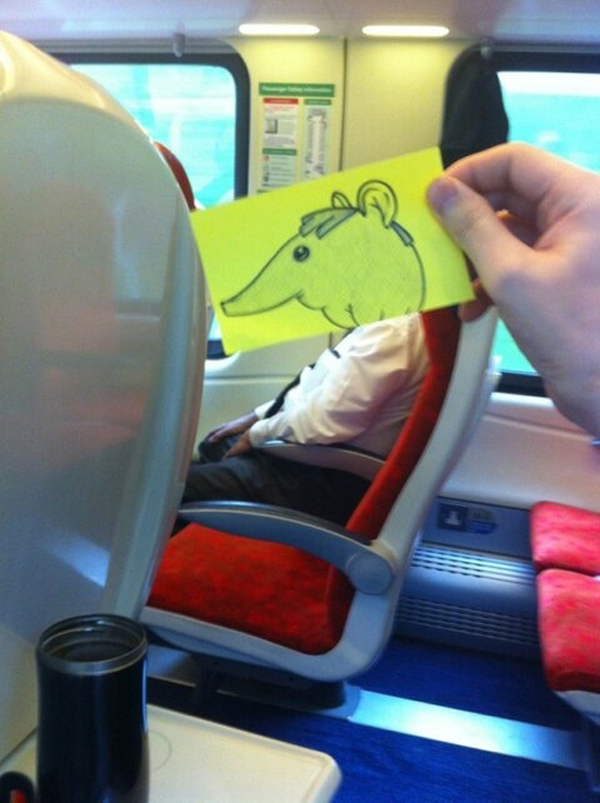 Τι γίνεται όταν ένας θεότρελος τύπος ζωγραφίζει φάτσες και τις κάνει κολάζ μέσα σε τρένα πάνω σε επιβάτες; [photos] - Φωτογραφία 10