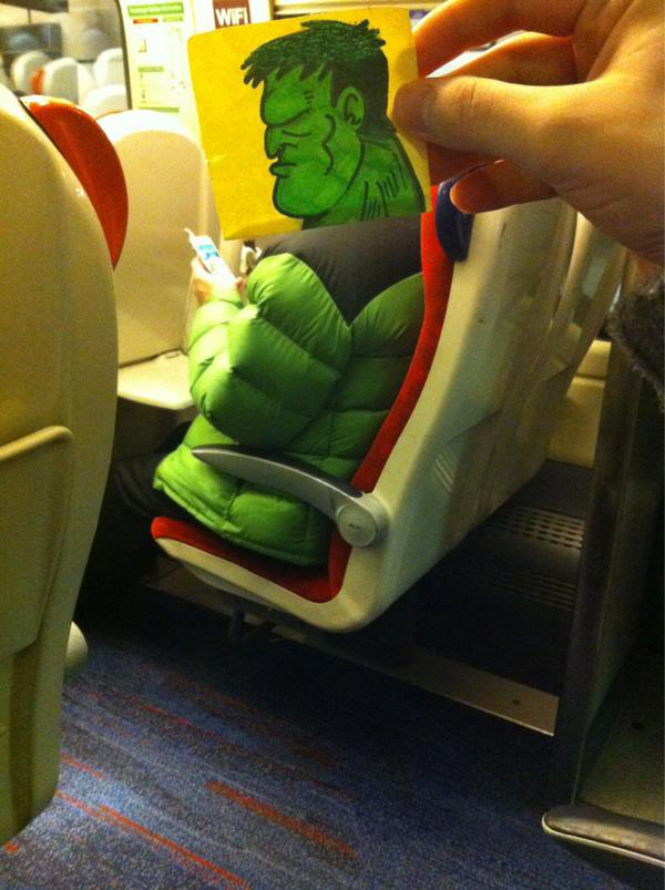 Τι γίνεται όταν ένας θεότρελος τύπος ζωγραφίζει φάτσες και τις κάνει κολάζ μέσα σε τρένα πάνω σε επιβάτες; [photos] - Φωτογραφία 11