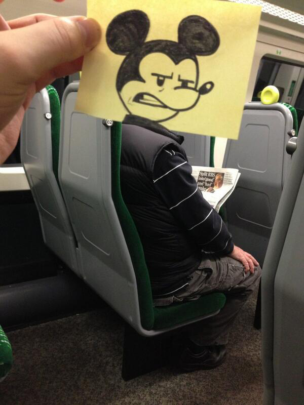 Τι γίνεται όταν ένας θεότρελος τύπος ζωγραφίζει φάτσες και τις κάνει κολάζ μέσα σε τρένα πάνω σε επιβάτες; [photos] - Φωτογραφία 2