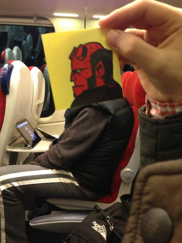 Τι γίνεται όταν ένας θεότρελος τύπος ζωγραφίζει φάτσες και τις κάνει κολάζ μέσα σε τρένα πάνω σε επιβάτες; [photos] - Φωτογραφία 4
