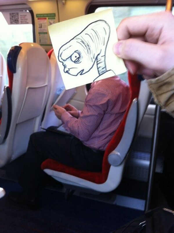 Τι γίνεται όταν ένας θεότρελος τύπος ζωγραφίζει φάτσες και τις κάνει κολάζ μέσα σε τρένα πάνω σε επιβάτες; [photos] - Φωτογραφία 6