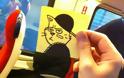 Τι γίνεται όταν ένας θεότρελος τύπος ζωγραφίζει φάτσες και τις κάνει κολάζ μέσα σε τρένα πάνω σε επιβάτες; [photos] - Φωτογραφία 16