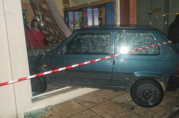 Αγρίνιο: Μπούκαρε στο κομμωτήριο με το αυτοκίνητο! - Δείτε φωτο - Φωτογραφία 1