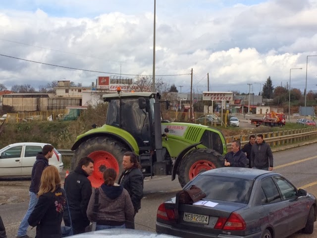 Αγρίνιο: Απέκλεισαν την εθνική οδό οι αγρότες - Δείτε φωτο - Φωτογραφία 4