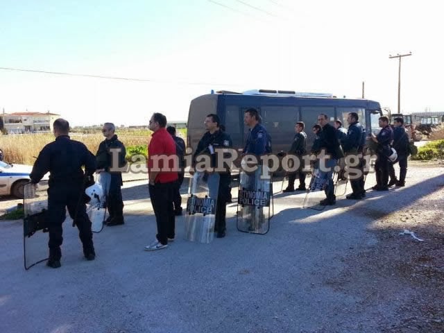 Λαμία: Τρακτέρ και ΜΑΤ έδωσαν ραντεβού στο μπλόκο της Ανθήλης στην εθνική οδό [Photos] - Φωτογραφία 2