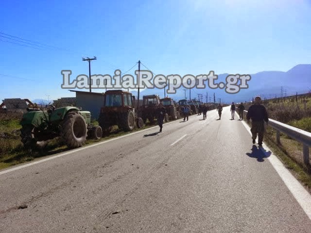 Λαμία: Τρακτέρ και ΜΑΤ έδωσαν ραντεβού στο μπλόκο της Ανθήλης στην εθνική οδό [Photos] - Φωτογραφία 4