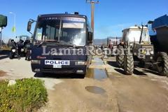 Λαμία: Τρακτέρ και ΜΑΤ έδωσαν ραντεβού στο μπλόκο της Ανθήλης στην εθνική οδό [Photos]