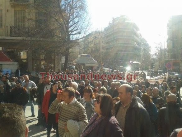 Παράσταση διαμαρτυρίας πραγματοποιούν παράκτιοι αλιείς έξω από το ΥΜΑ-Θ [Photos] - Φωτογραφία 5