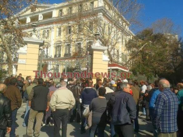 Παράσταση διαμαρτυρίας πραγματοποιούν παράκτιοι αλιείς έξω από το ΥΜΑ-Θ [Photos] - Φωτογραφία 6