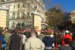 Παράσταση διαμαρτυρίας πραγματοποιούν παράκτιοι αλιείς έξω από το ΥΜΑ-Θ [Photos]