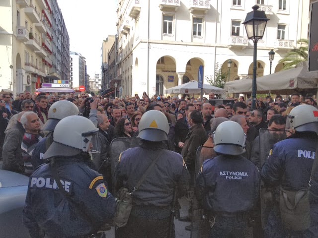 ΣΥΜΒΑΙΝΕΙ ΤΩΡΑ: Aντιμέτωποι με τα ΜΑΤ οι λογιστές και οι φοροτεχνικοί που κατευθύνονταν στην Δ' ΔΟΥ [Video - Photos] - Φωτογραφία 3