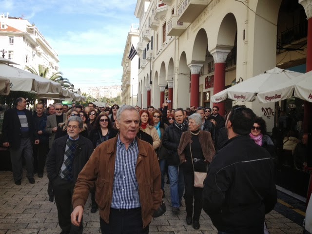 ΣΥΜΒΑΙΝΕΙ ΤΩΡΑ: Aντιμέτωποι με τα ΜΑΤ οι λογιστές και οι φοροτεχνικοί που κατευθύνονταν στην Δ' ΔΟΥ [Video - Photos] - Φωτογραφία 4