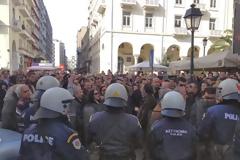 ΣΥΜΒΑΙΝΕΙ ΤΩΡΑ: Aντιμέτωποι με τα ΜΑΤ οι λογιστές και οι φοροτεχνικοί που κατευθύνονταν στην Δ' ΔΟΥ [Video - Photos]