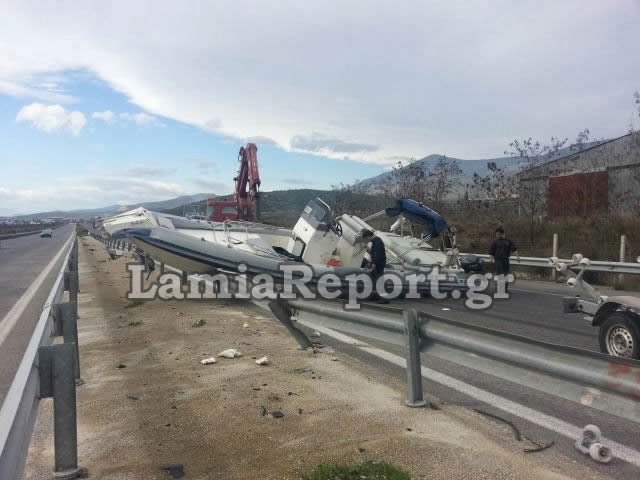 Οταν οι βάρκες βγαίνουν στη στεριά - Φουσκωτό 8,5 μέτρων σκόρπισε πανικό στην Εθνική Οδό - Φωτογραφία 2