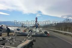 Οταν οι βάρκες βγαίνουν στη στεριά - Φουσκωτό 8,5 μέτρων σκόρπισε πανικό στην Εθνική Οδό