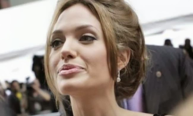 Το μυστικό της Angelina αποκαλύφθηκε: Μάθαμε γιατί έχει γίνει... σκιά του εαυτού της - Φωτογραφία 1