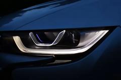 Το BMW i8 είναι το πρώτο αυτοκίνητο παραγωγής με την καινοτόμο τεχνολογία φωτισμού