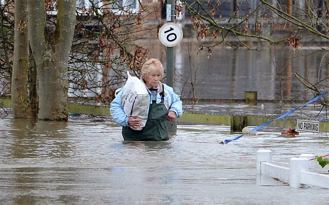 Οι Βρετανοί ζητούν οικονομική βοήθεια μετά τις καταστροφικές πλημμύρες [Photos] - Φωτογραφία 7