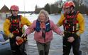 Οι Βρετανοί ζητούν οικονομική βοήθεια μετά τις καταστροφικές πλημμύρες [Photos] - Φωτογραφία 3