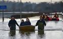 Οι Βρετανοί ζητούν οικονομική βοήθεια μετά τις καταστροφικές πλημμύρες [Photos] - Φωτογραφία 4