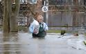 Οι Βρετανοί ζητούν οικονομική βοήθεια μετά τις καταστροφικές πλημμύρες [Photos] - Φωτογραφία 7