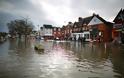 Οι Βρετανοί ζητούν οικονομική βοήθεια μετά τις καταστροφικές πλημμύρες [Photos] - Φωτογραφία 8