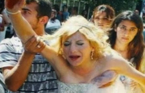 Γαμπρός πλάκωσε στο ξύλο… τη νύφη στη δεξίωση του γάμου τους! - Φωτογραφία 1