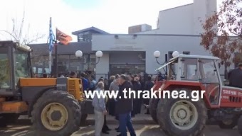 Στη ΔΟΥ Ορεστιάδας μεταφέρθηκαν οι διαμαρτυρίες των αγροτών [video] - Φωτογραφία 1