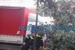 Νεότερα για το φορτηγό που έπεσε σε δένδρο στη Ναύπακτο