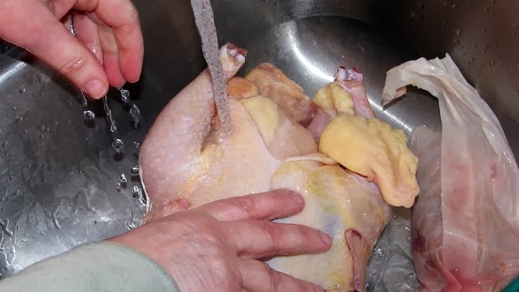 Γιατί δεν πρέπει να πλένουμε το κοτόπουλο πριν το μαγείρεμα; - Φωτογραφία 1