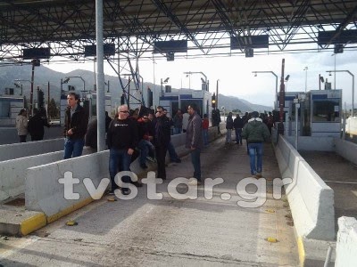 ΣΥΜΒΑΙΝΕΙ ΤΩΡΑ: Άνοιξαν τα διόδια οι αγρότες [Video - Photos] - Φωτογραφία 1