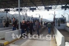 ΣΥΜΒΑΙΝΕΙ ΤΩΡΑ: Άνοιξαν τα διόδια οι αγρότες [Video - Photos]