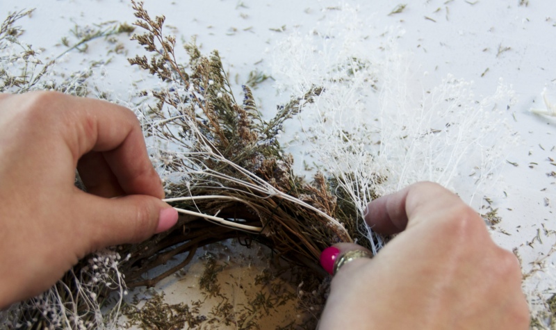 Diy Valentine’s Day: Φτιάξε ένα στεφάνι σε σχήμα καρδιάς για να δημιουργήσεις ρομαντική ατμόσφαιρα! - Φωτογραφία 3