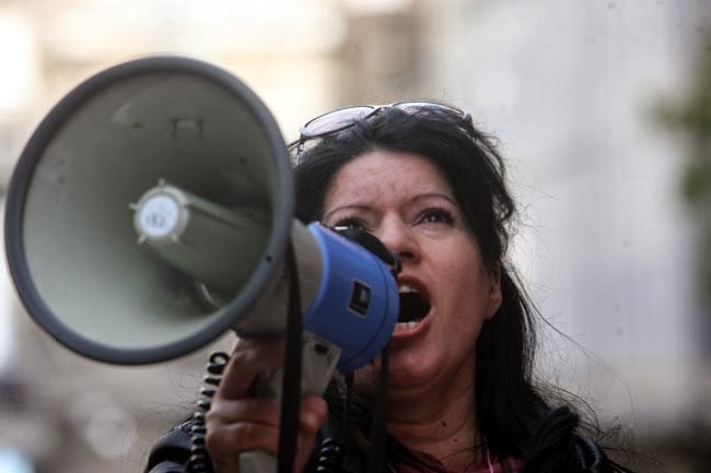 Στους δρόμους οι απολυμένες καθαρίστριες [Photos] - Φωτογραφία 4