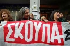 Στους δρόμους οι απολυμένες καθαρίστριες [Photos]