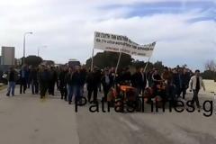 Πάτρα: Ολοκληρώθηκε η κινητοποίηση των αγροτών στα διόδια του Ρίου - Ανοιξαν τις μπάρες [Video - Photos]
