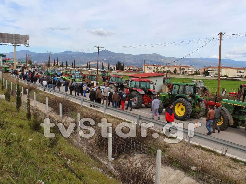 Έκλεισαν την εθνική οδό οι αγρότες. Έριξαν γάλα στο δρόμο [Photos] - Φωτογραφία 3