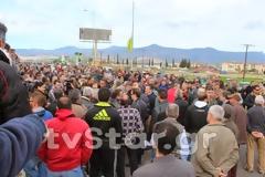 Έκλεισαν την εθνική οδό οι αγρότες. Έριξαν γάλα στο δρόμο [Photos]