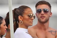 Jennifer Lopez: Σέξι πόζες και φλερτ στα γυρίσματα του νέου της βιντεοκλίπ