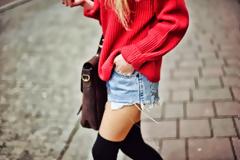 Style Trick: Αντικατάστησε το καλσόν με ψηλές κάλτσες που φτάνουν πάνω από το γόνατο!