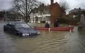 Χάος στη Βρετανία: Πλημμύρες και 130.000 σπίτια χωρίς ρεύμα